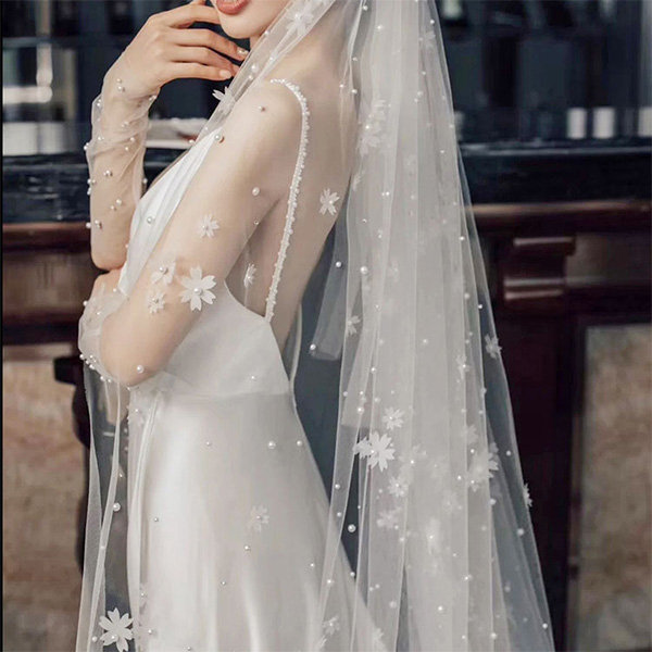 ApolloBox Bridal Veil Featuring Pearl Flowers