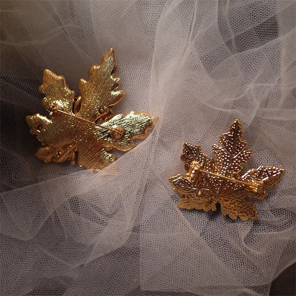 Enamel Maple Leaf Pin - ApolloBox