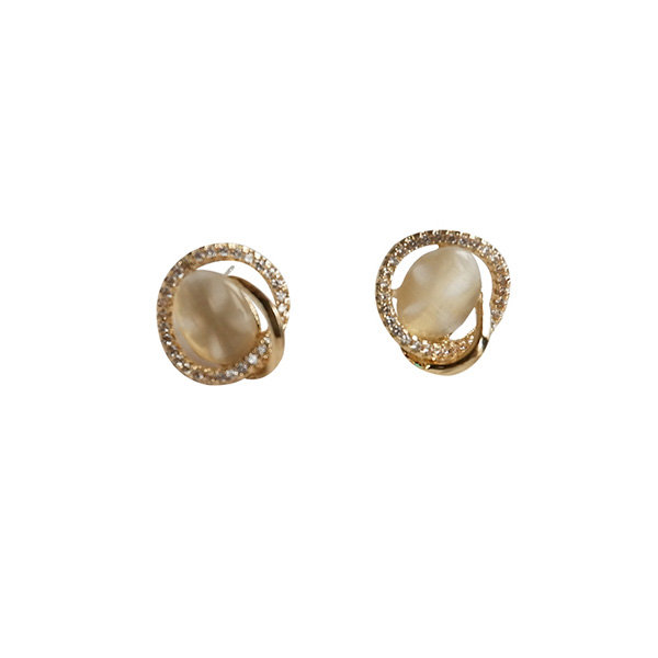 Dainty Gold Earrings - ApolloBox