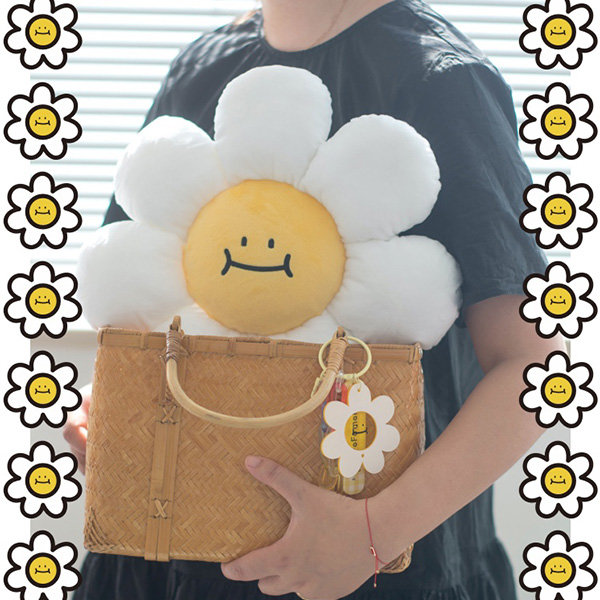 Daisy Travel Pillow℗ Holds Head Like Magic. Patent Pending, Simple