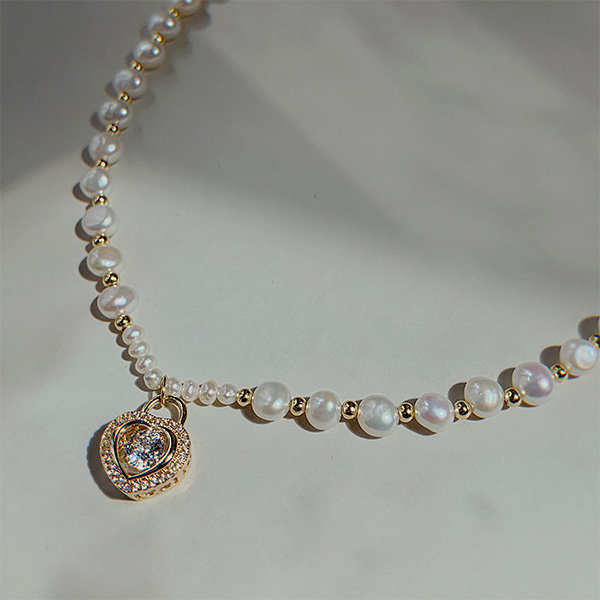 Sparkly Heart Pearl Necklace - ApolloBox