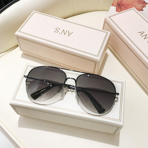 Aviator sunglasses are the season's hottest look. Find out how to rock this  style: https://b… | Aviator sunglasses mens, Best aviator sunglasses, Aviator  sunglasses
