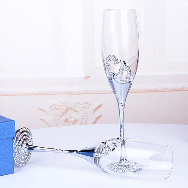 Engraved Champagne Glasses Gift Box - ApolloBox