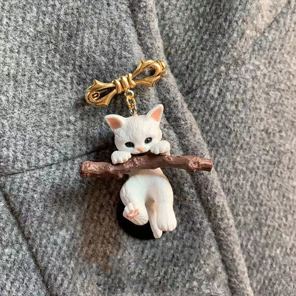 Playful Cat Brooch - ApolloBox