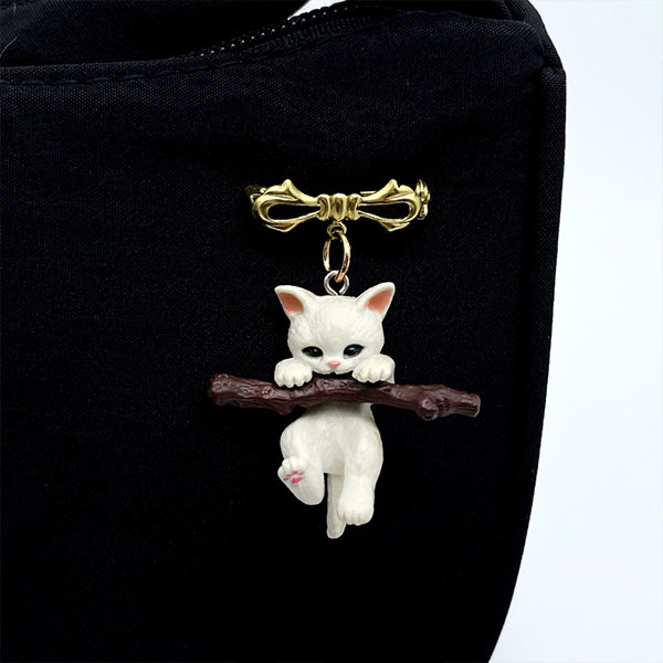 Playful Cat Brooch - ApolloBox