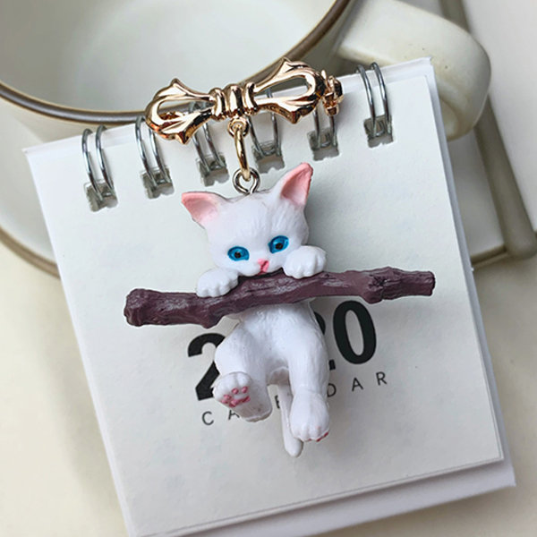 Playful Cat Brooch - ApolloBox