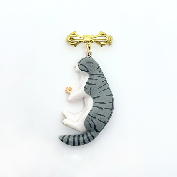 Playful Cat Brooch - ApolloBox