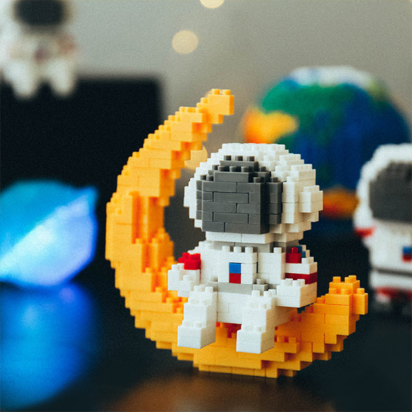 Space Themed Building Block Kits - ApolloBox