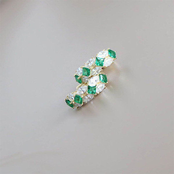 Green And White Shimmering Earrings - Apollobox