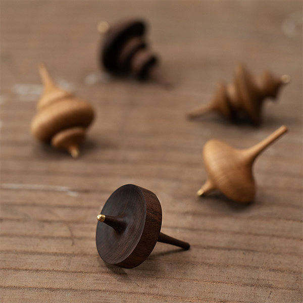 Set wooden spinning top
