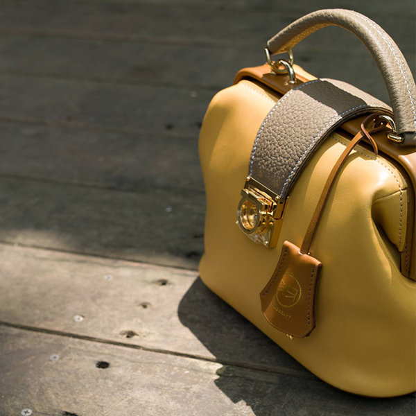 Modern Trendsetting Handbag - ApolloBox