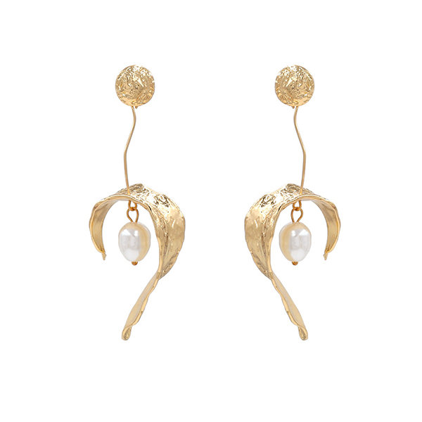 Pretty Leaf Pearl Earrings - ApolloBox