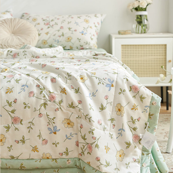 Lightweight Floral Quilt - Cotton - Spring Collection - ApolloBox