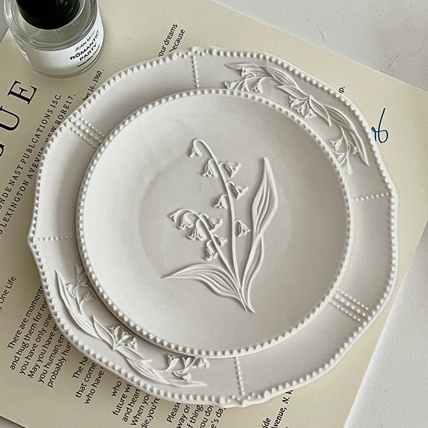 Elegant Embossed Ceramic Plate - ApolloBox