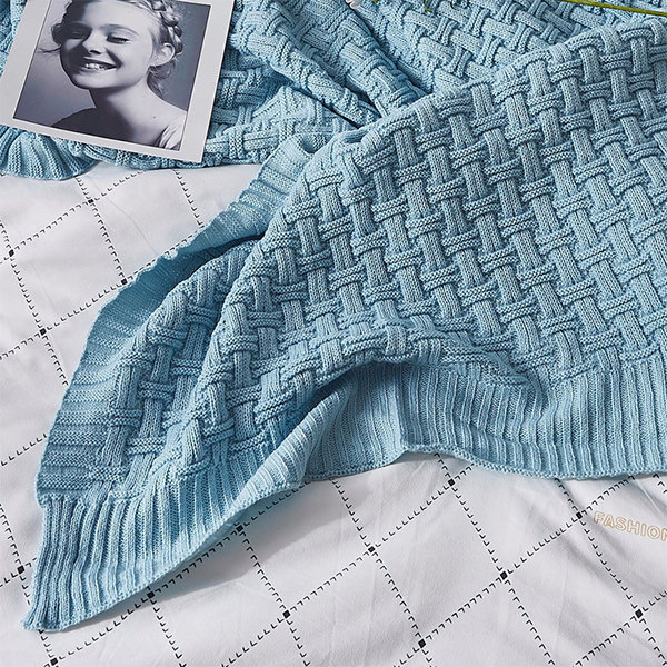 Stylish Knitted Blanket - ApolloBox
