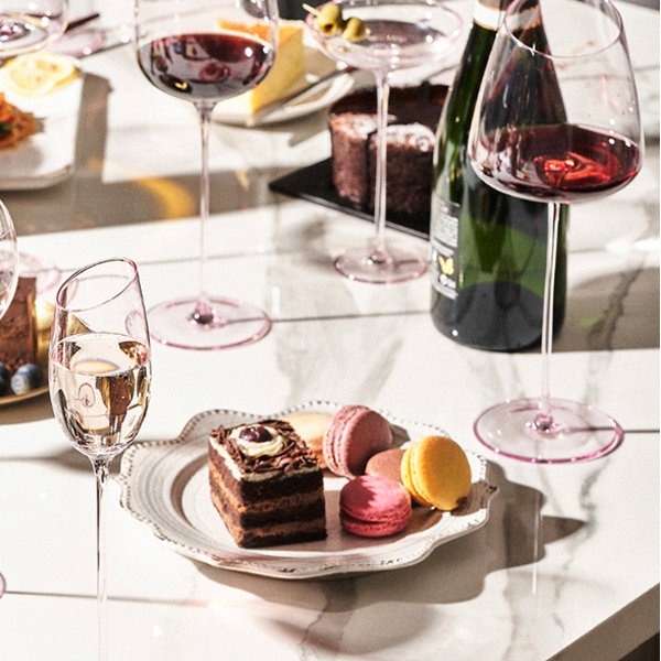 Elegant Wine Glass - ApolloBox