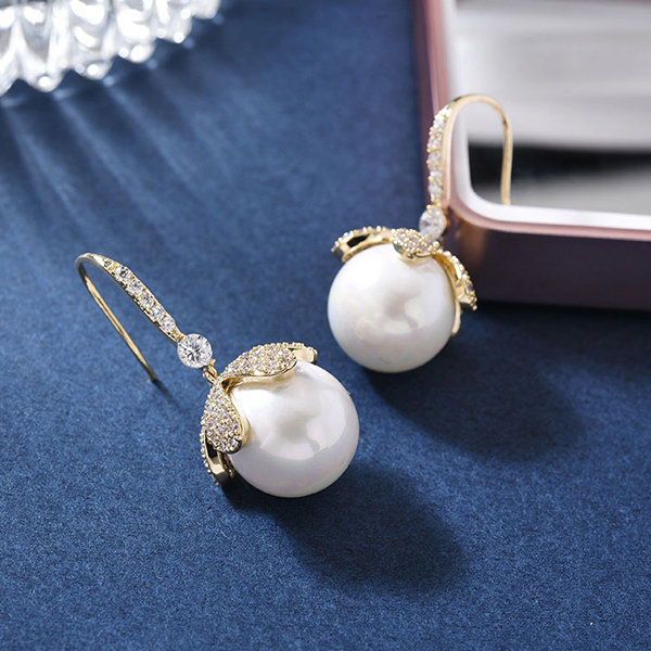 Charming Pearl Earrings - ApolloBox
