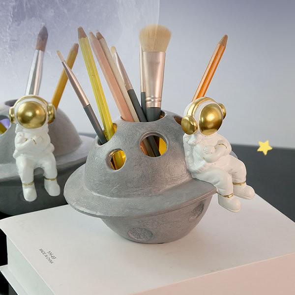 Astronaut Toilet Roll Holder - Resin - Space Themed - ApolloBox