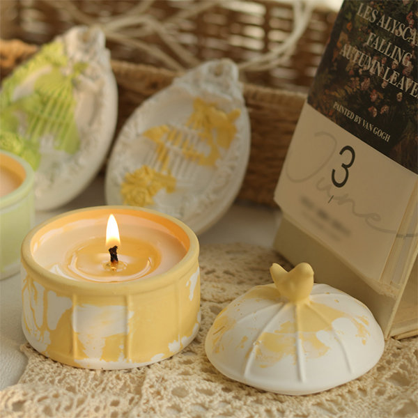 Embossed Aromatherapy Candle - Soy Wax - ApolloBox