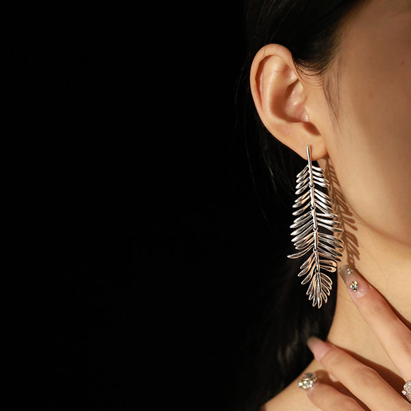 Fashion Feather Earrings - Radiates An Elegant Atmosphere