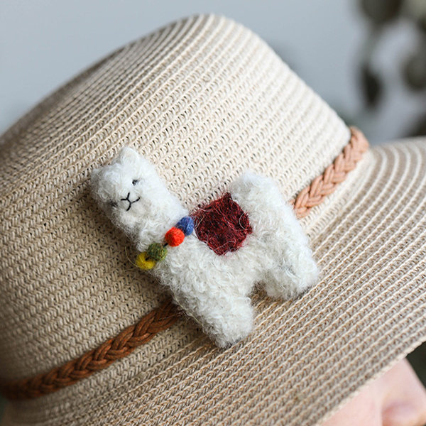 ApolloBox Fuzzy Yarn Brooch