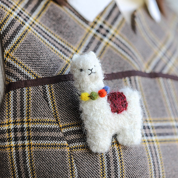 ApolloBox Handwoven Alpaca Brooch - Alpaca Wool - White - Camel