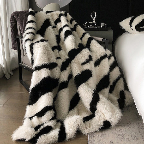Zebra-Stripe Plush Blanket - Gray - Brown - Winter Essential for Cozy Comfort