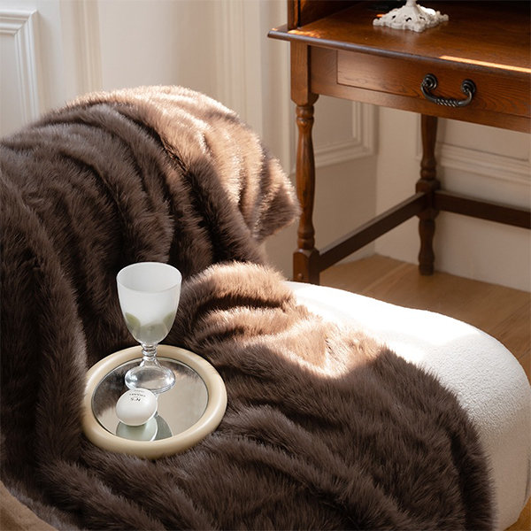 Luxurious Plush Blanket - White - Brown - Essential for Winter