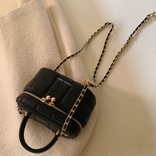 Chic discount chain bag