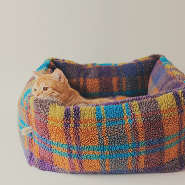 Colorful Plaid Christmas Cat Bed - Cozy Feline Haven - Festive Comfort
