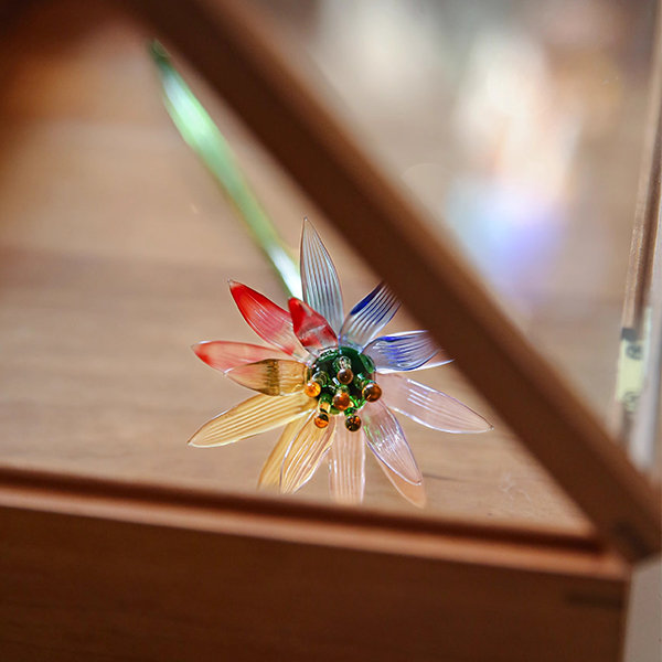 Glass Rainbow Flowers - Captivating Color Play - ApolloBox